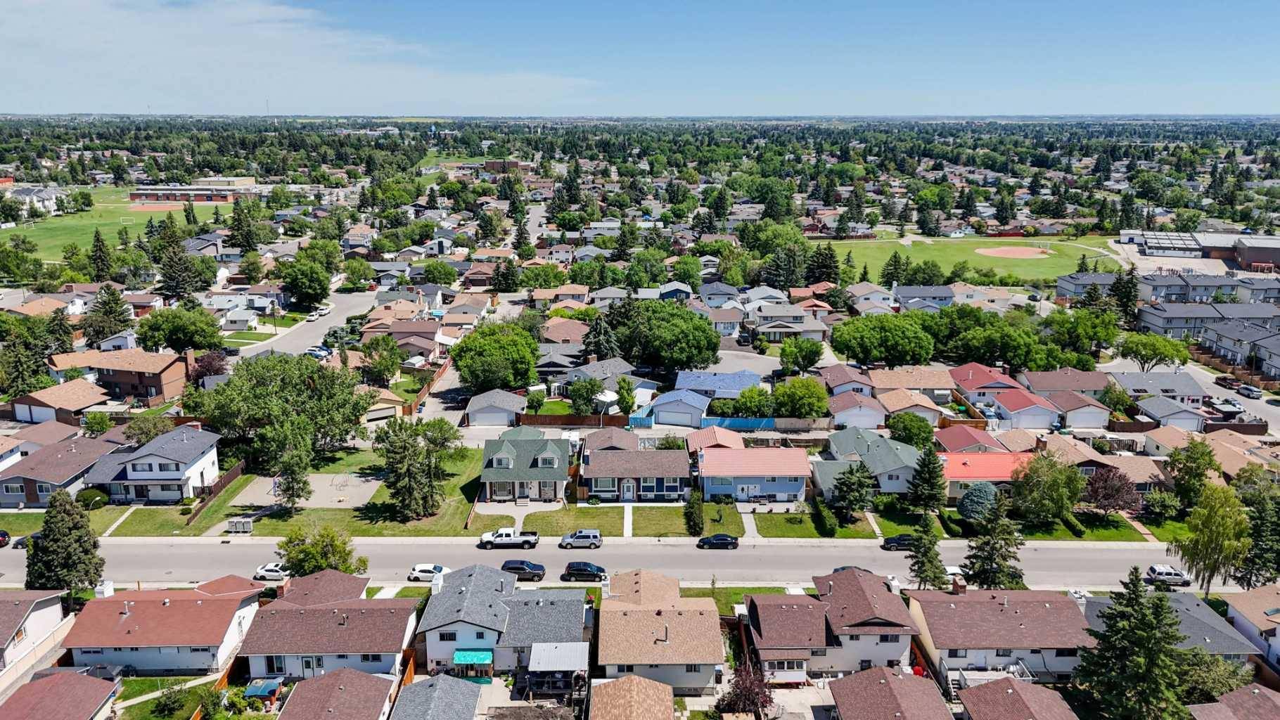 Calgary, AB T1Y 3L1,2428 39 ST NE