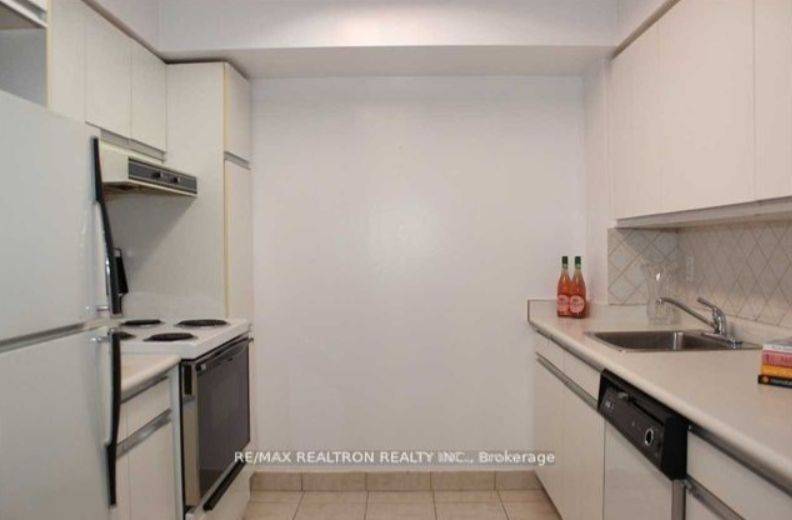 Toronto C11, ON M4H 1P3,11 Thorncliffe Park DR #313