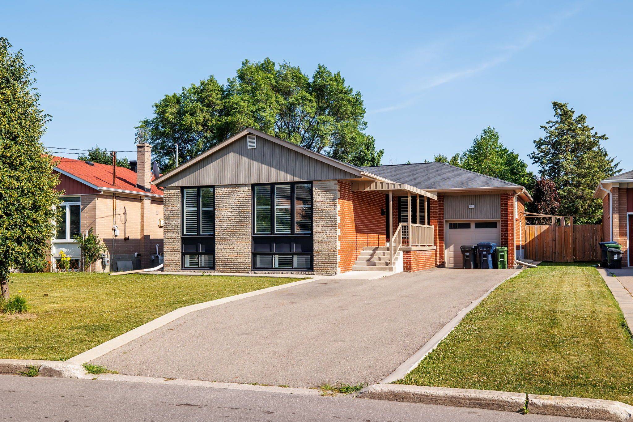 Toronto C06, ON M3H 4B6,207 Searle AVE