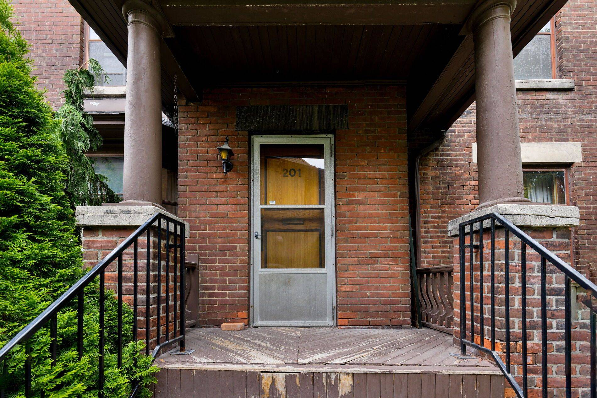 Toronto C11, ON M4G 1J1,201 Sutherland DR