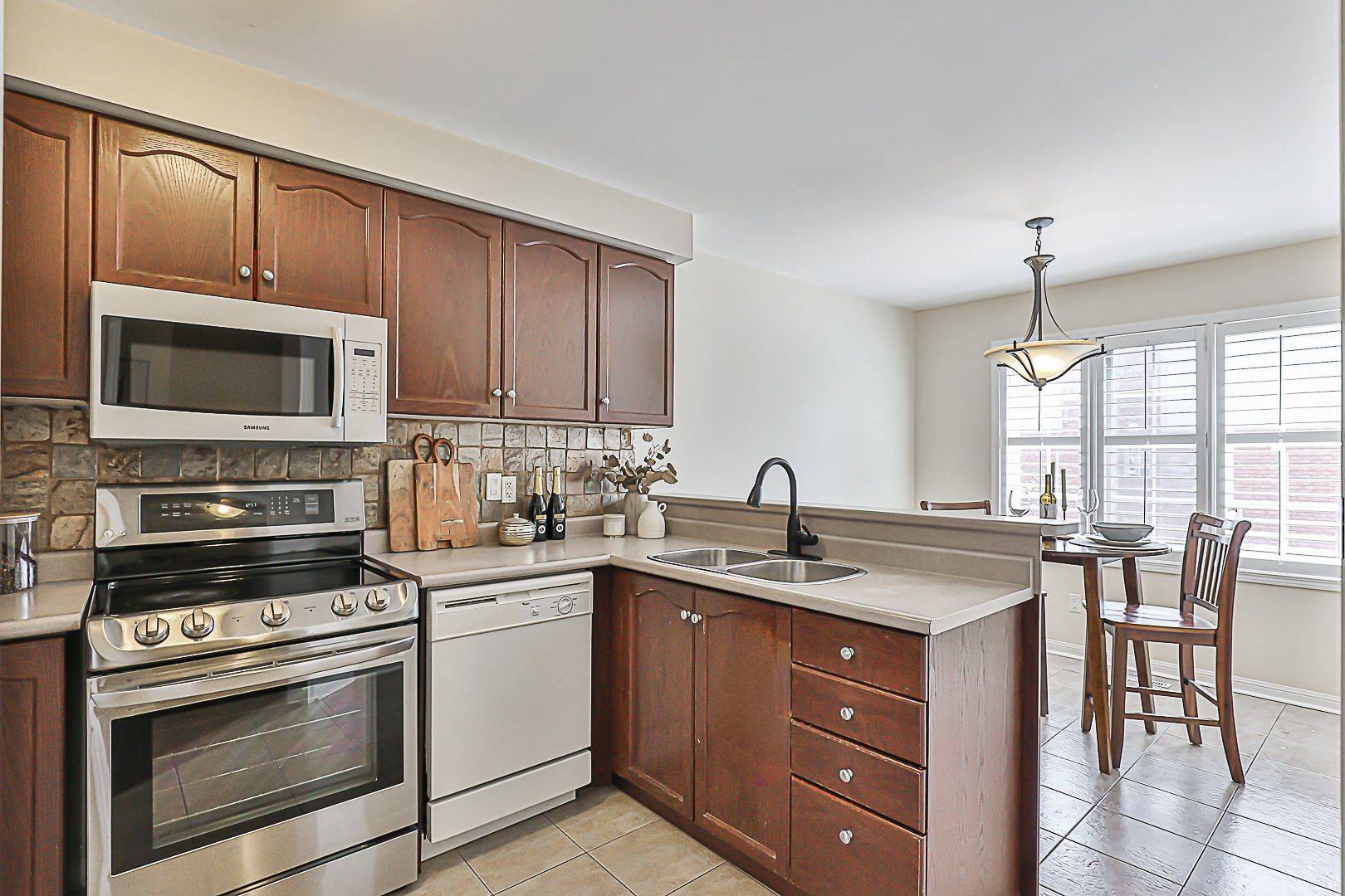 Whitby, ON L1N 9M9,91 Salmon WAY