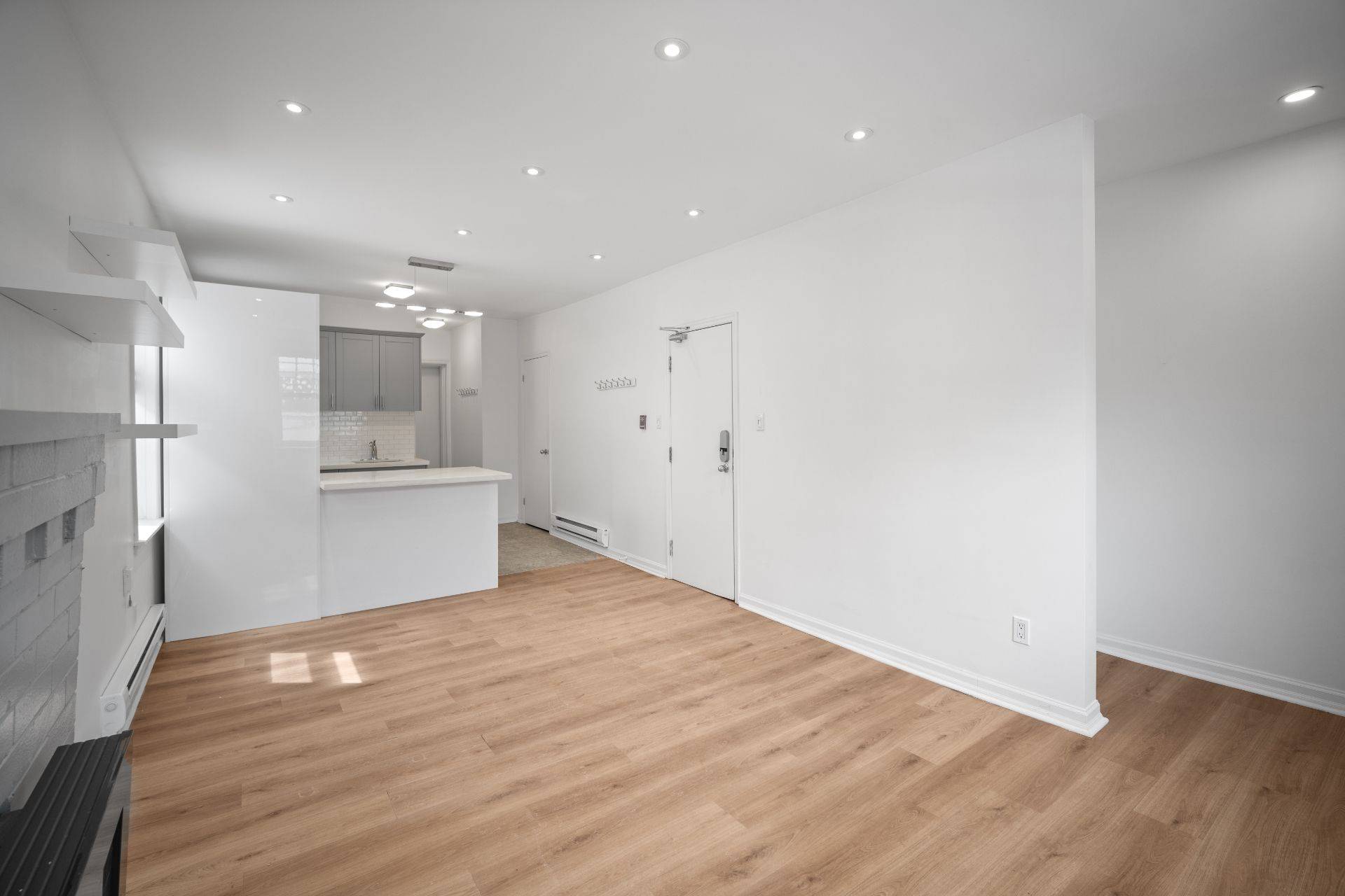 Toronto E02, ON M4E 1H8,2461 Queen ST E #8