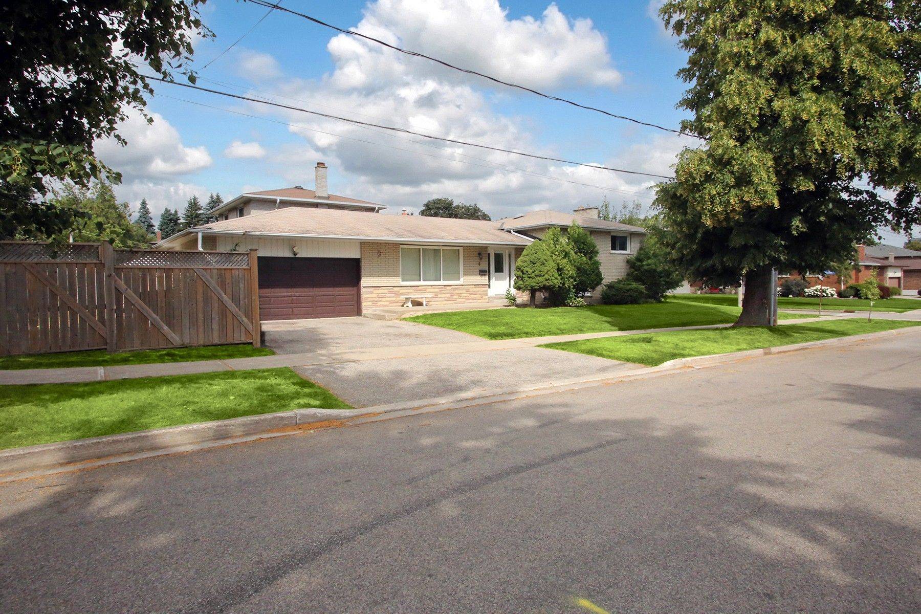 6 Aragon AVE, Toronto E05, ON M1T 1X6