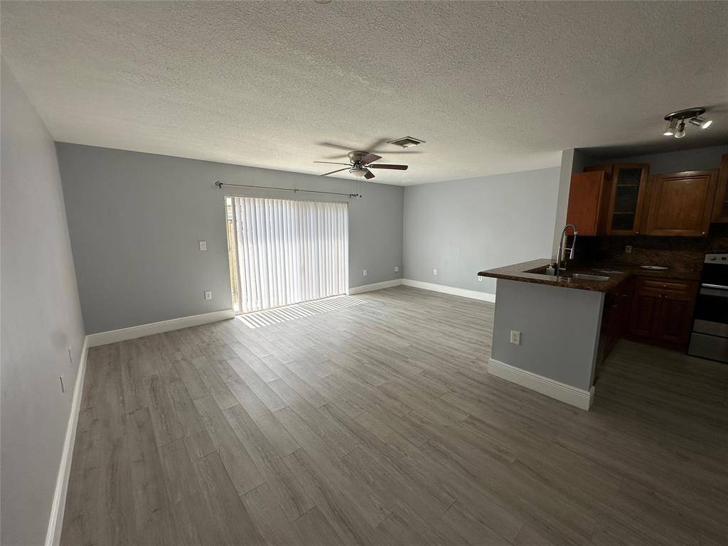 Pembroke Pines, FL 33026,10883 NW 8th St