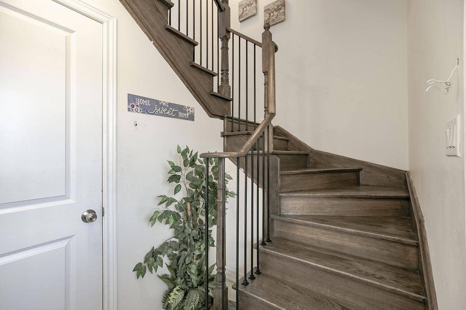 Brampton, ON L6Y 6J9,90 Hashmi PL
