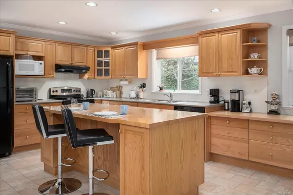 Qualicum Beach, BC V9K 2S1,600 Hickory Pl