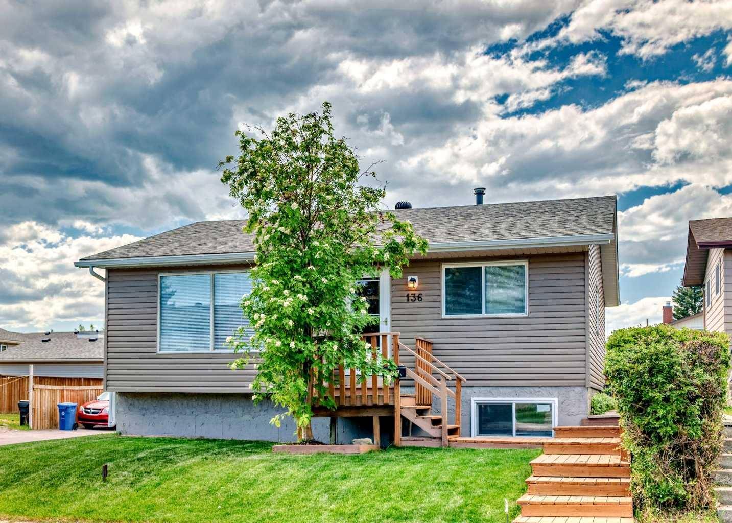 136 Castledale CRES Northeast, Calgary, AB T3J 1X4