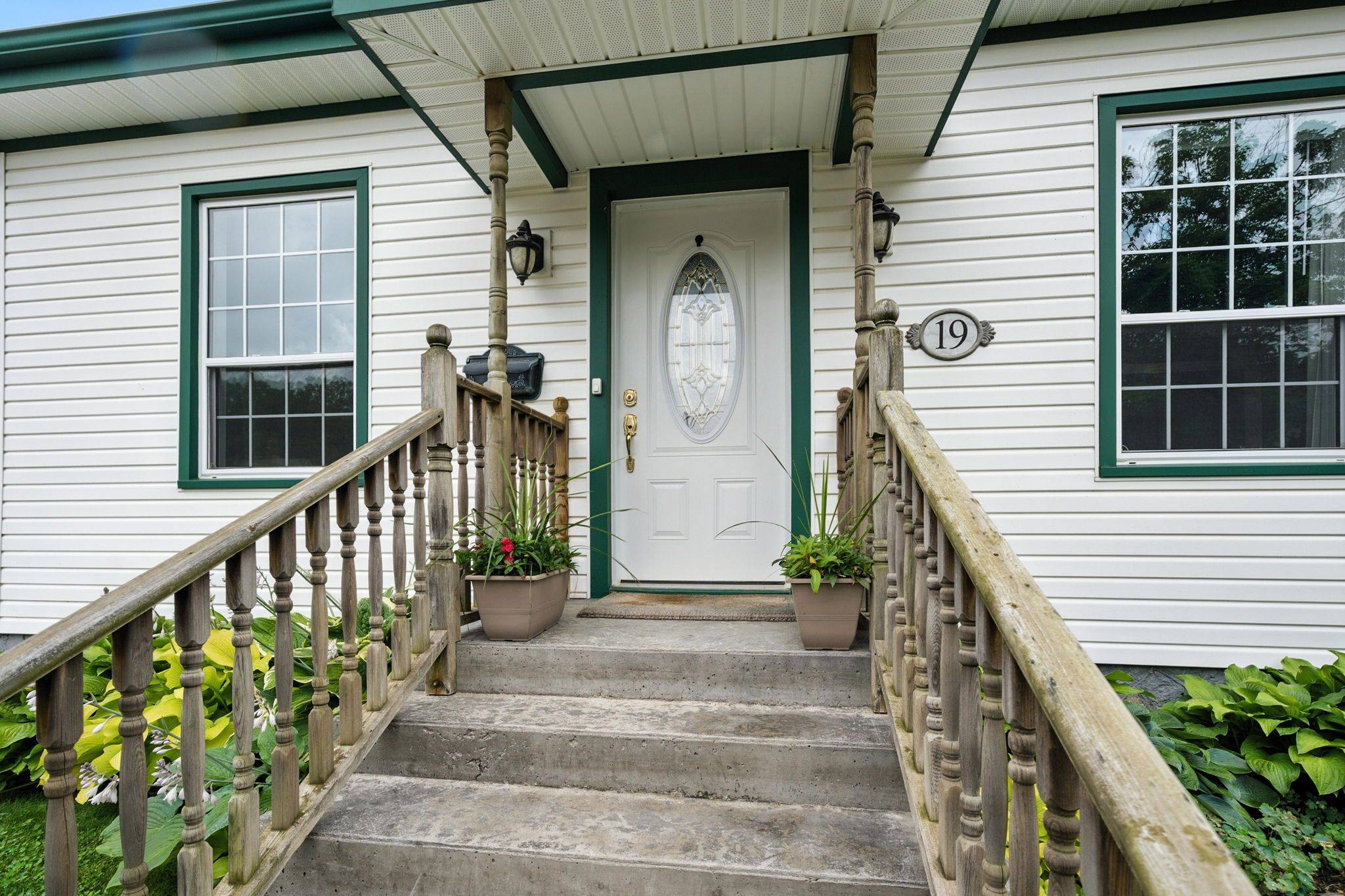 Brant, ON N3L 1M3,19 Smith ST E