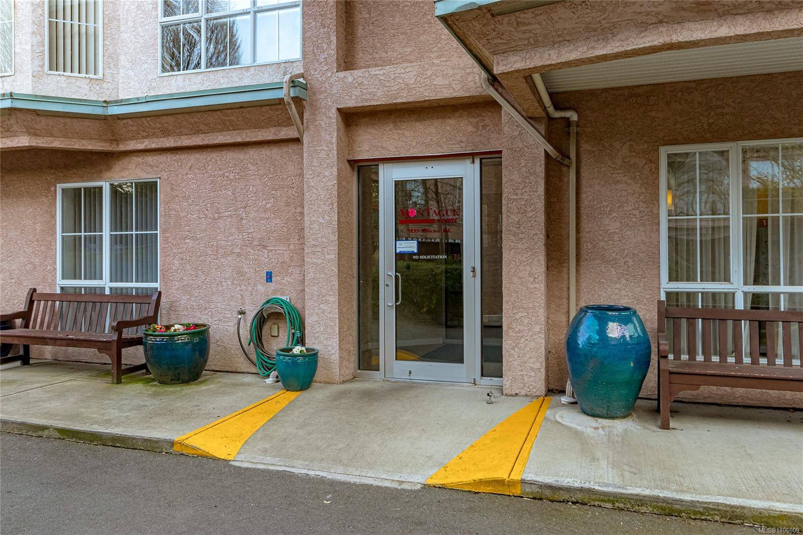Saanich, BC V9A 2B4,3133 Tillicum Rd #102