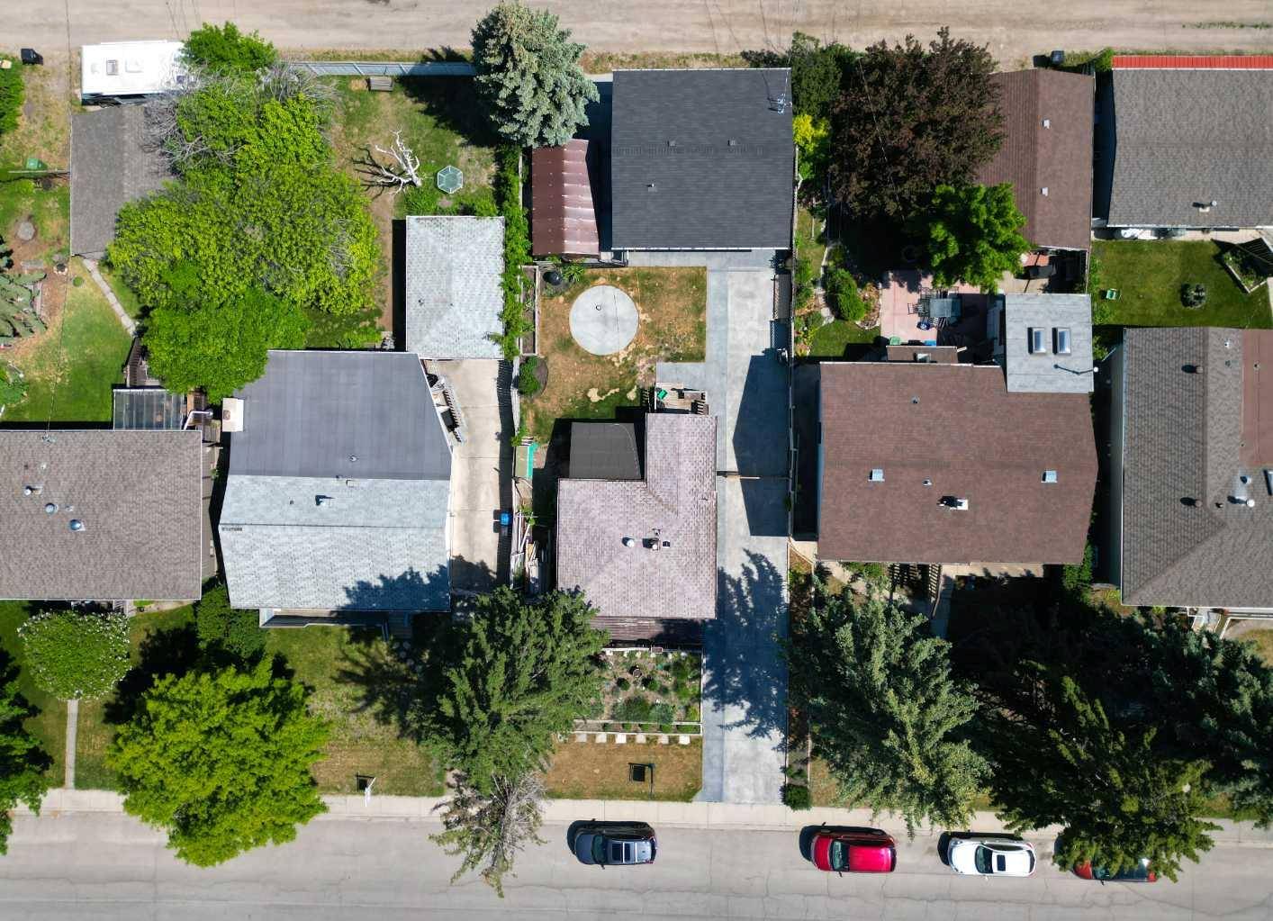 Calgary, AB T3B 1L7,8012 33 AVE NW