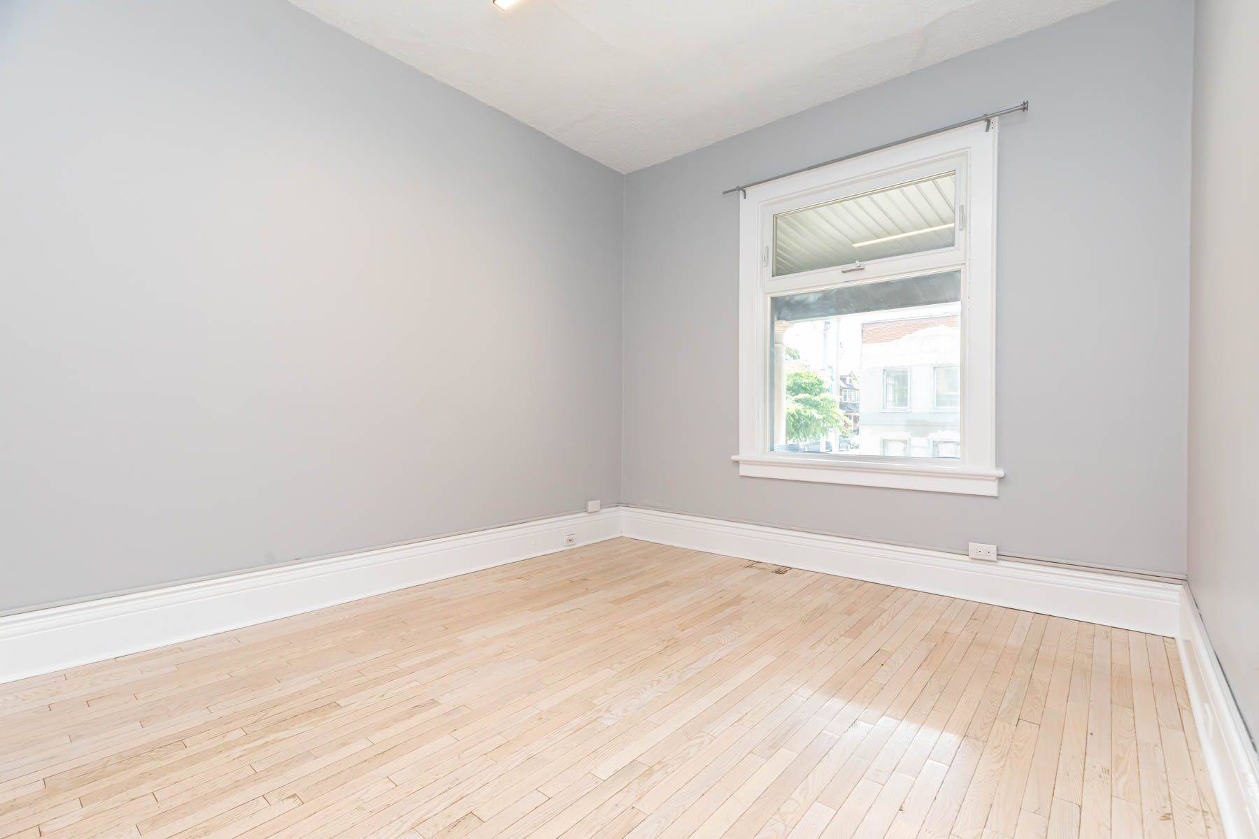 Toronto E01, ON M4L 1C5,1316 Queen ST E #Main