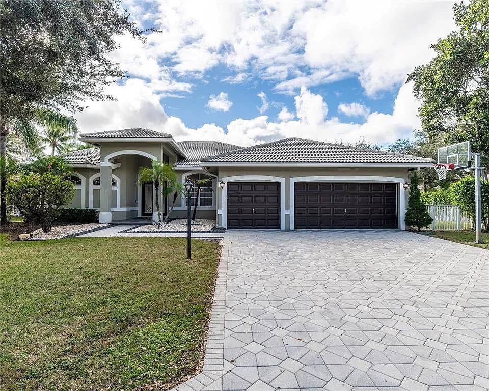 10668 NW 69th St, Parkland, FL 33076