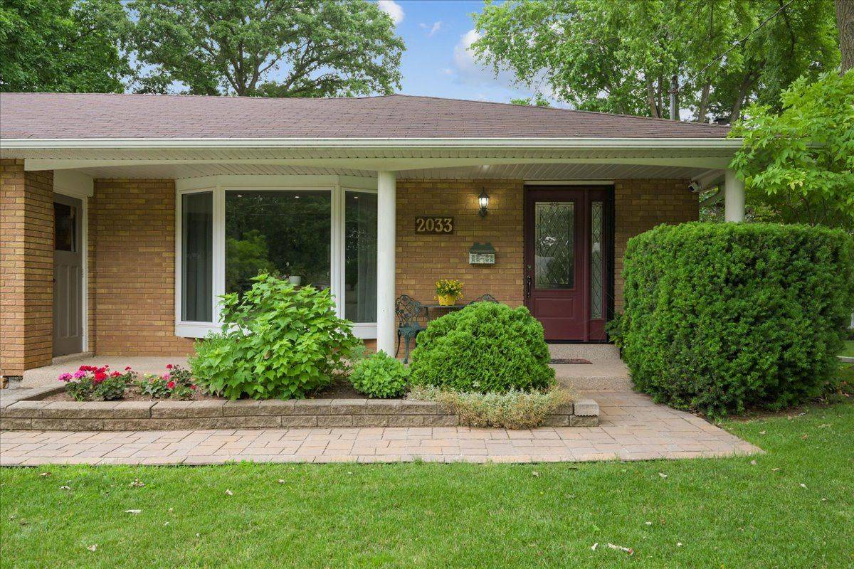 Oakville, ON L6L 2V1,2033 Saxon RD