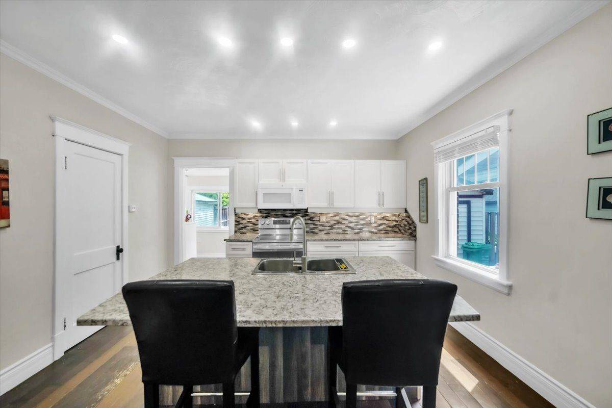 Peterborough Central, ON K9H 4K3,626 Downie ST