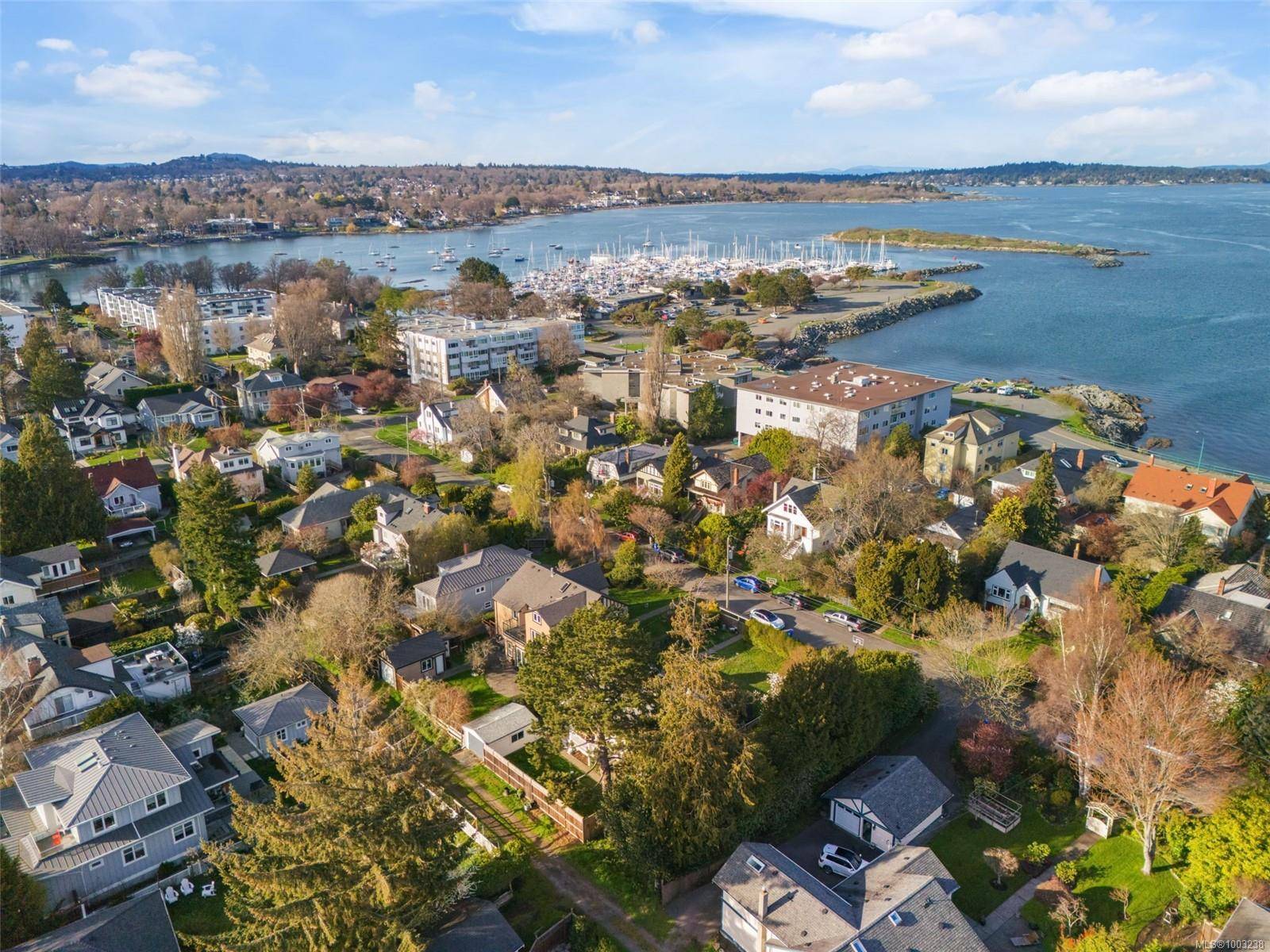 Oak Bay, BC V8S 5G5,1044 Deal St