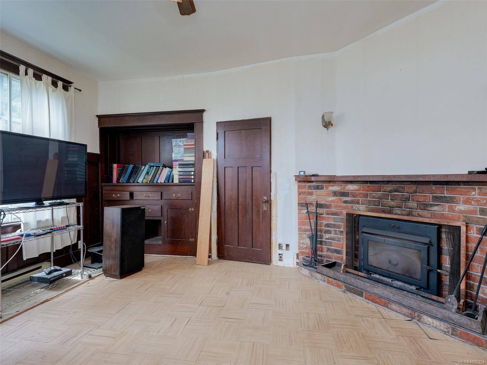 Victoria, BC V8R 3W4,2734 Avebury Ave