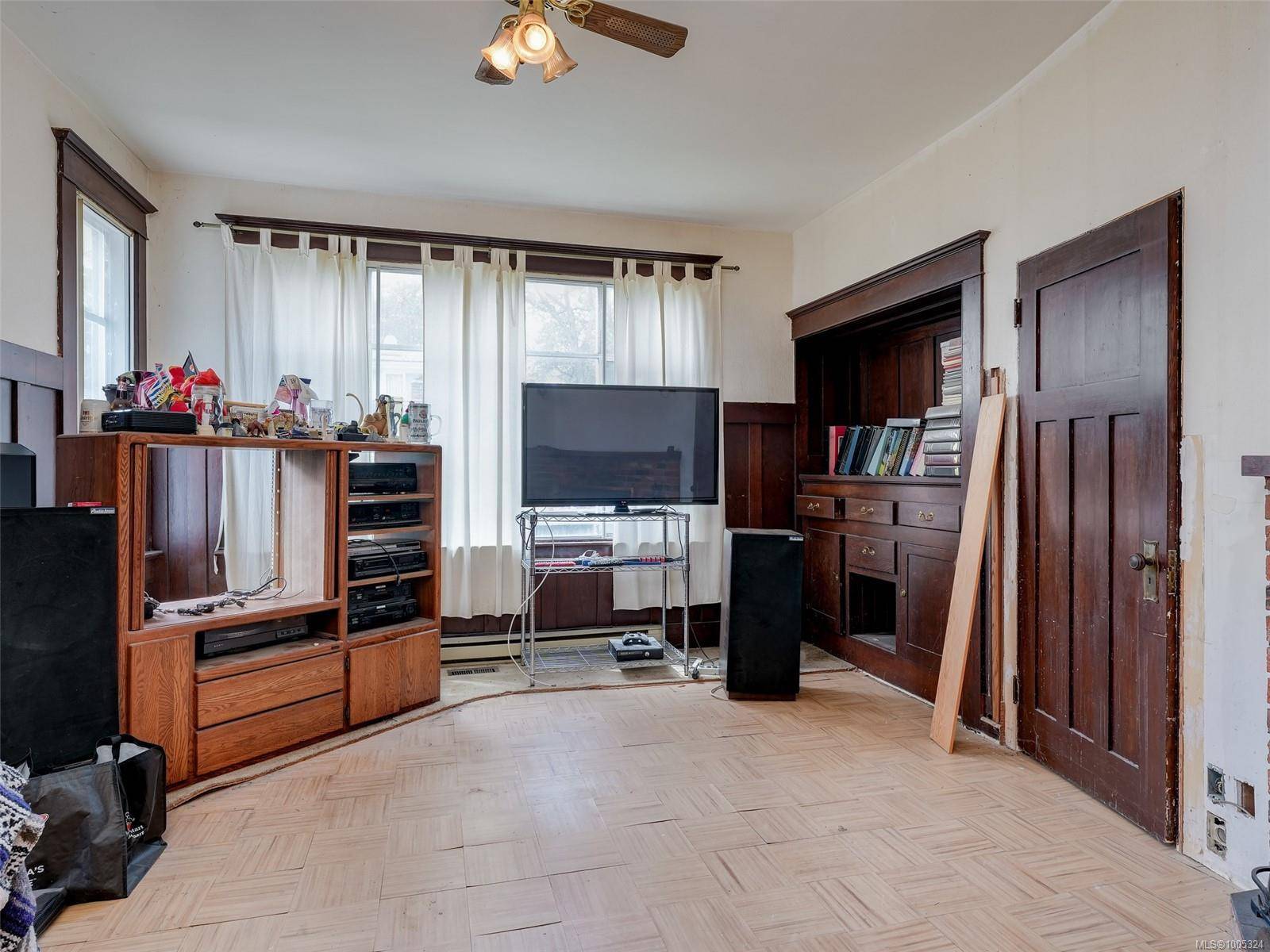 Victoria, BC V8R 3W4,2734 Avebury Ave