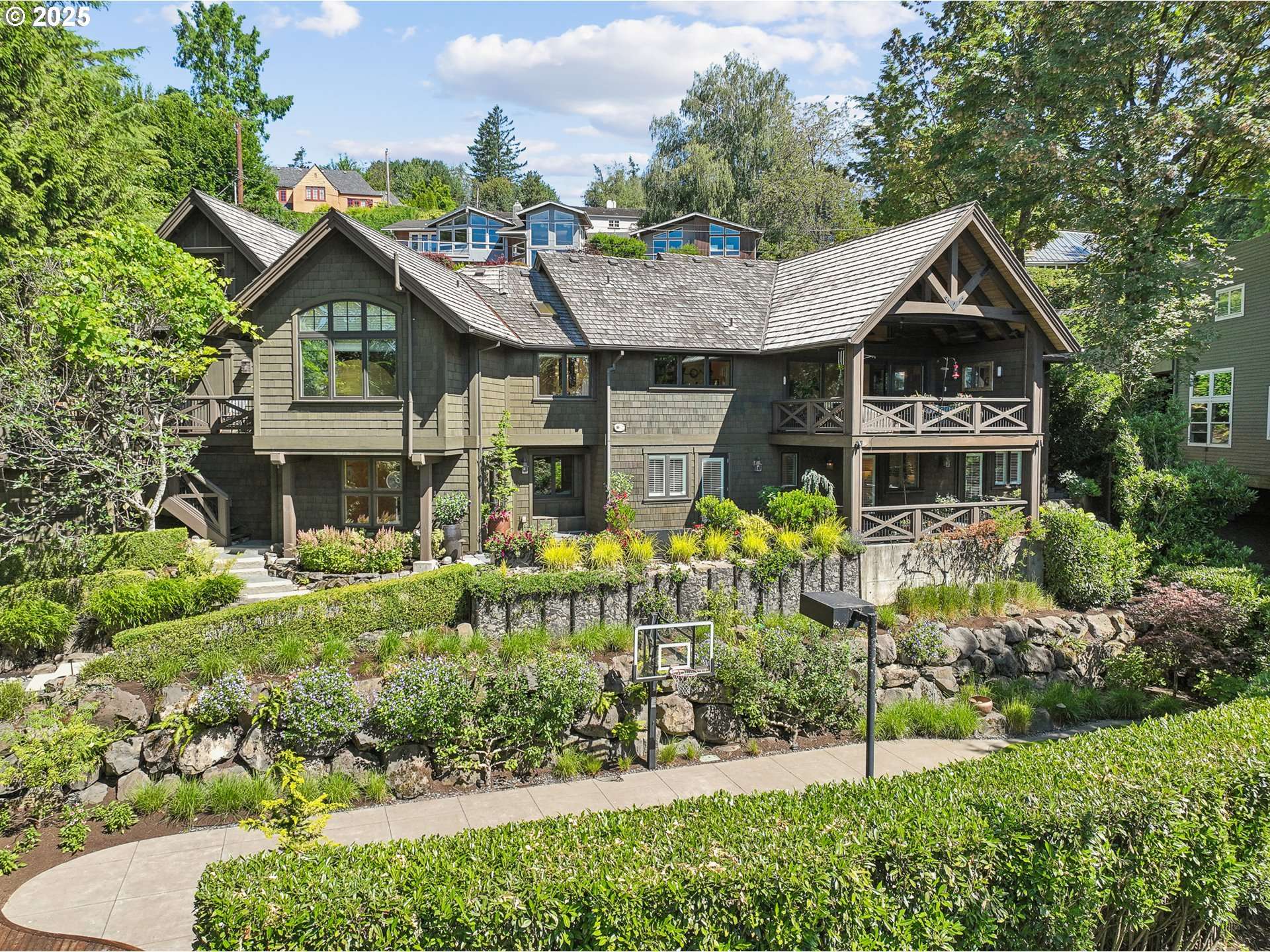 3930 SW GREENLEAF DR, Portland, OR 97221