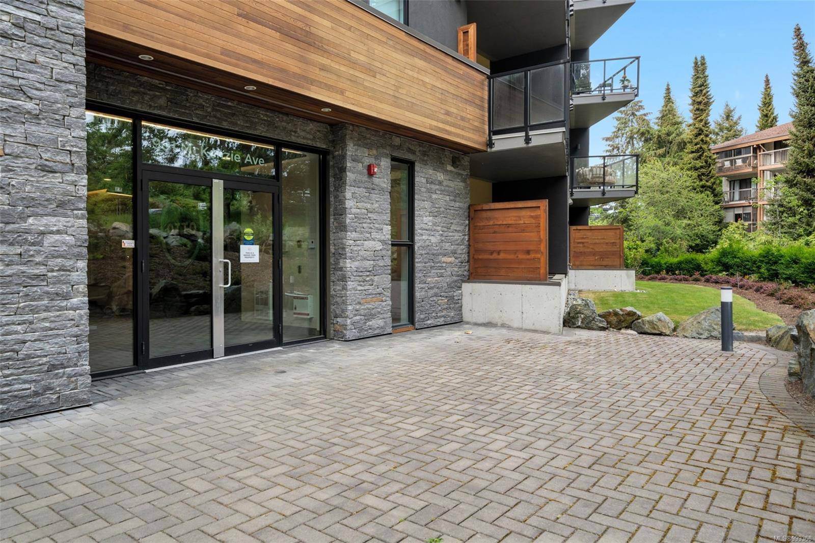 Saanich, BC V8X 3G8,991 Mckenzie Ave #207