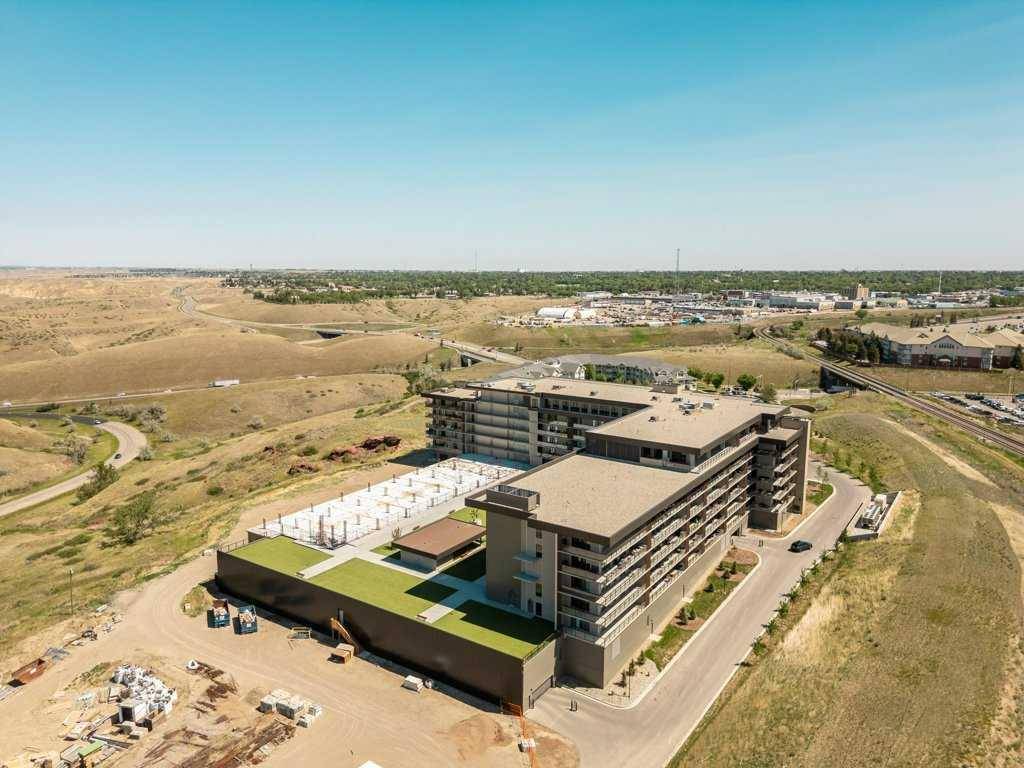 Lethbridge, AB T1H 5L9,102 Scenic DR N #220