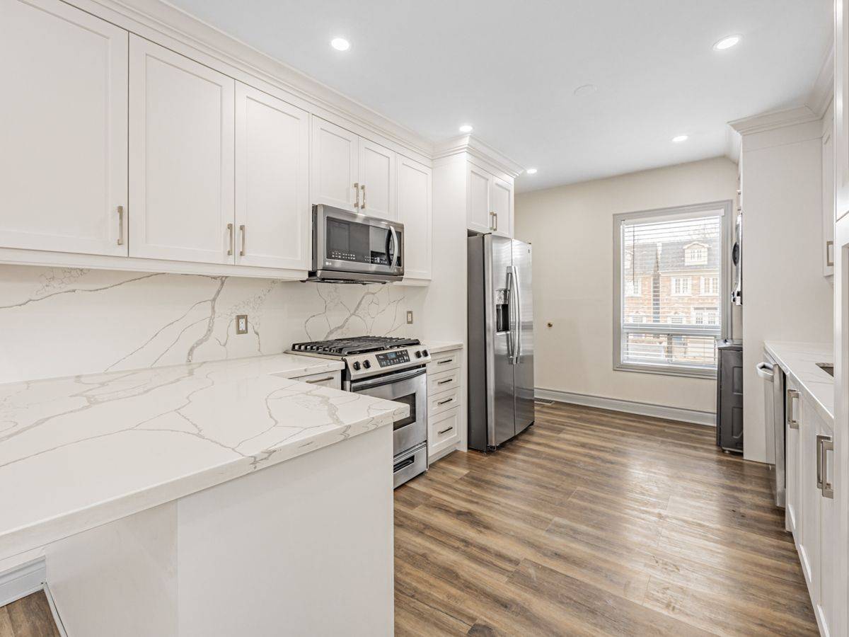 Toronto E02, ON M4L 1B7,6 Kew Beach AVE #Upper