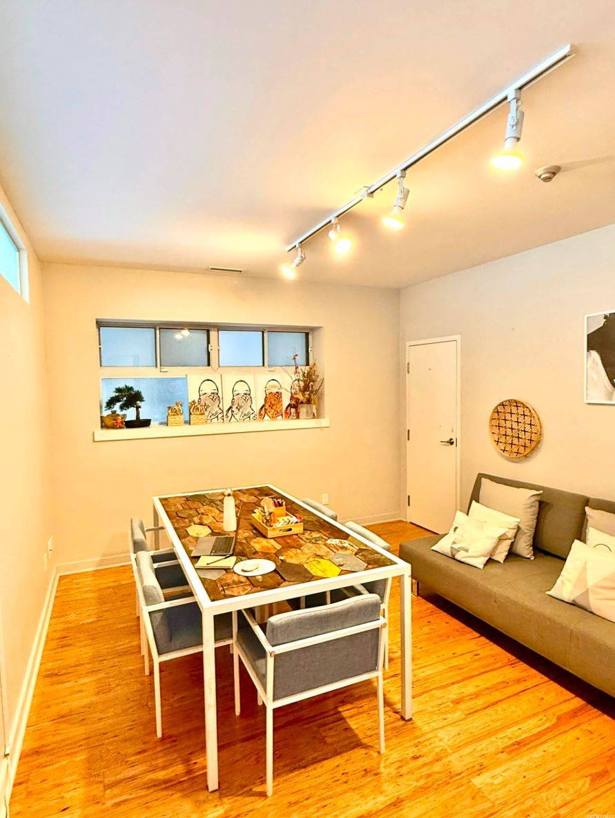Toronto W02, ON M6S 2T2,3633 Dundas ST W