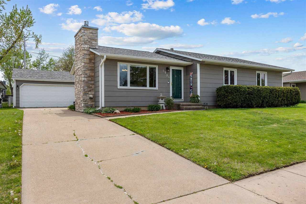 1325 Cress Pkwy, Hiawatha, IA 52233