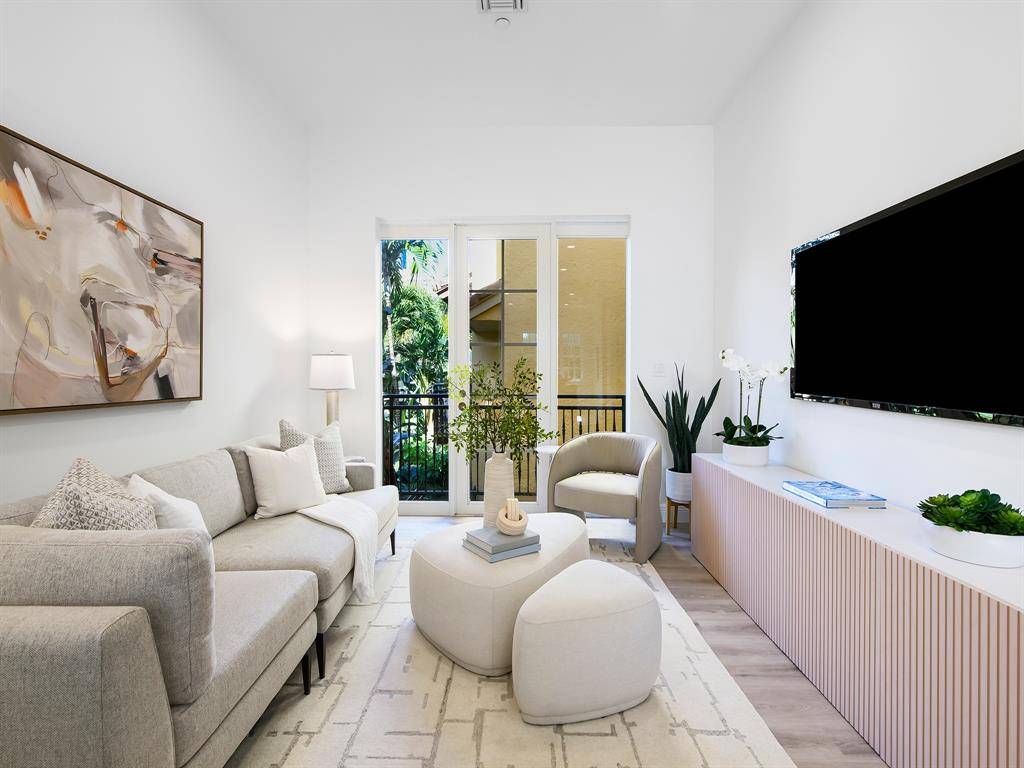 Fort Lauderdale, FL 33301,506 SE 7th St #305