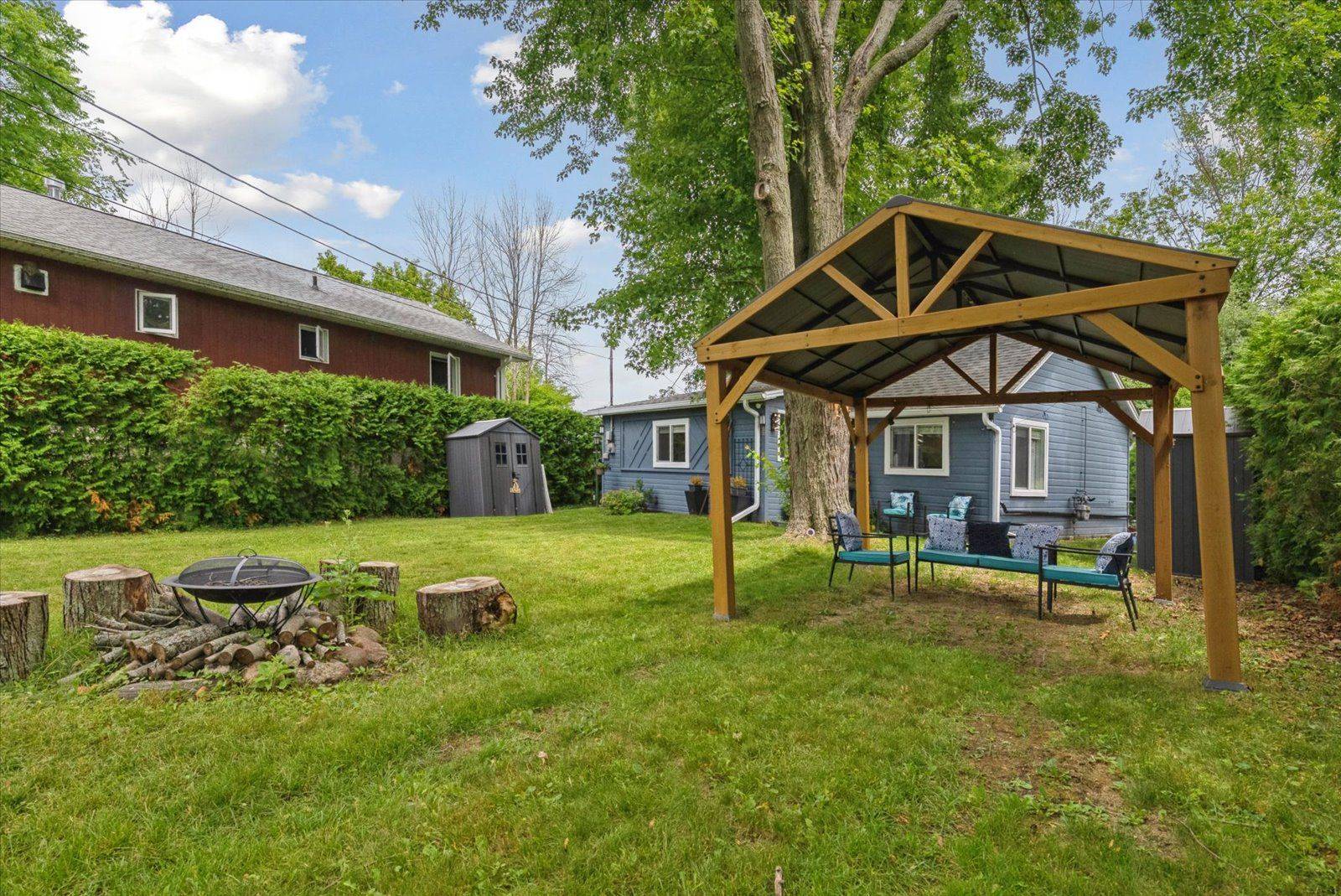 Georgina, ON L0E 1N0,77 Blue Heron DR