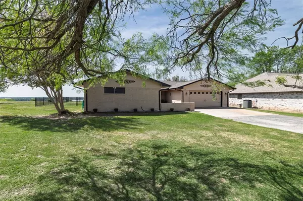 105 Lakeview Drive, Runaway Bay, TX 76426