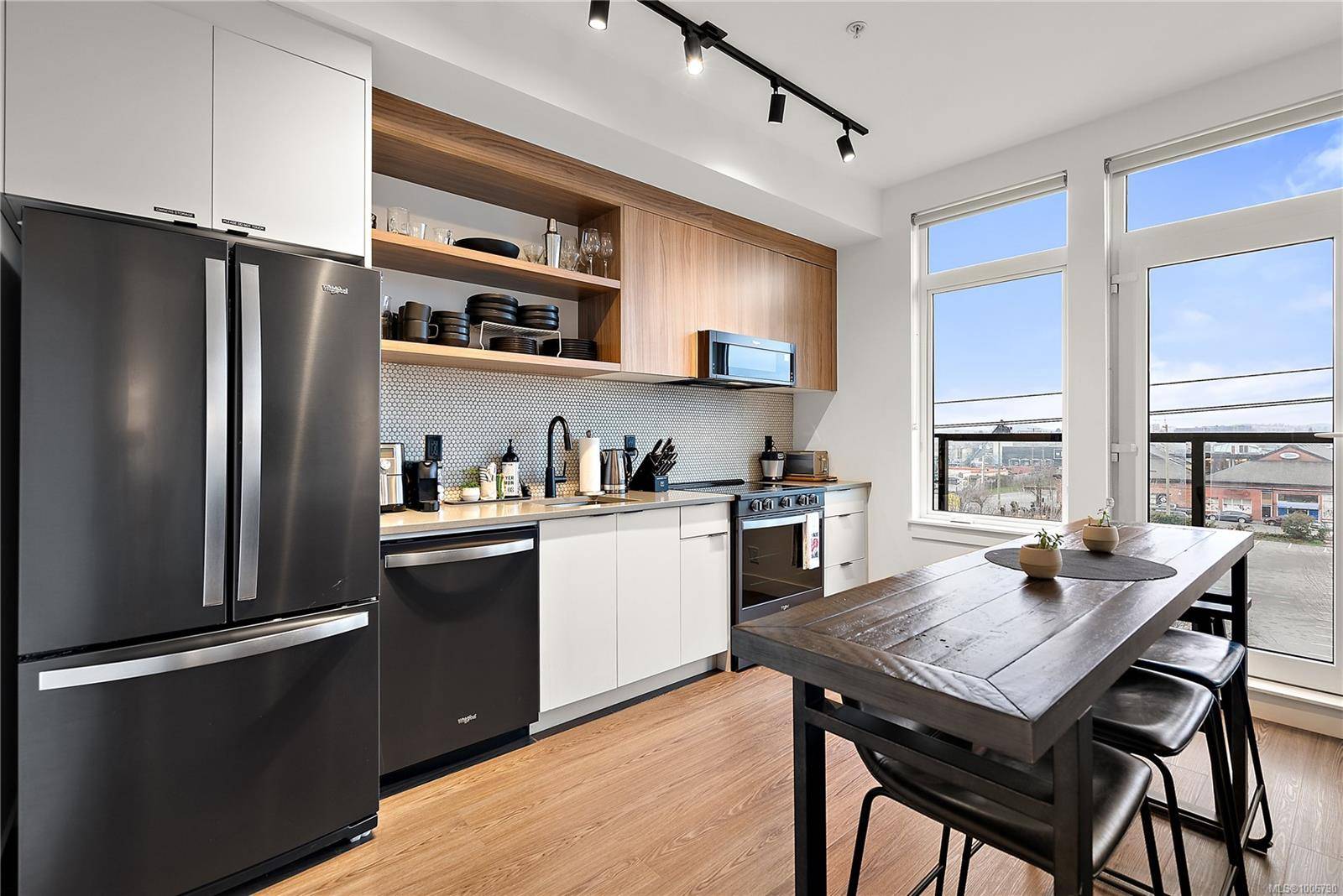 Victoria, BC V8T 0C8,515 Chatham St #415