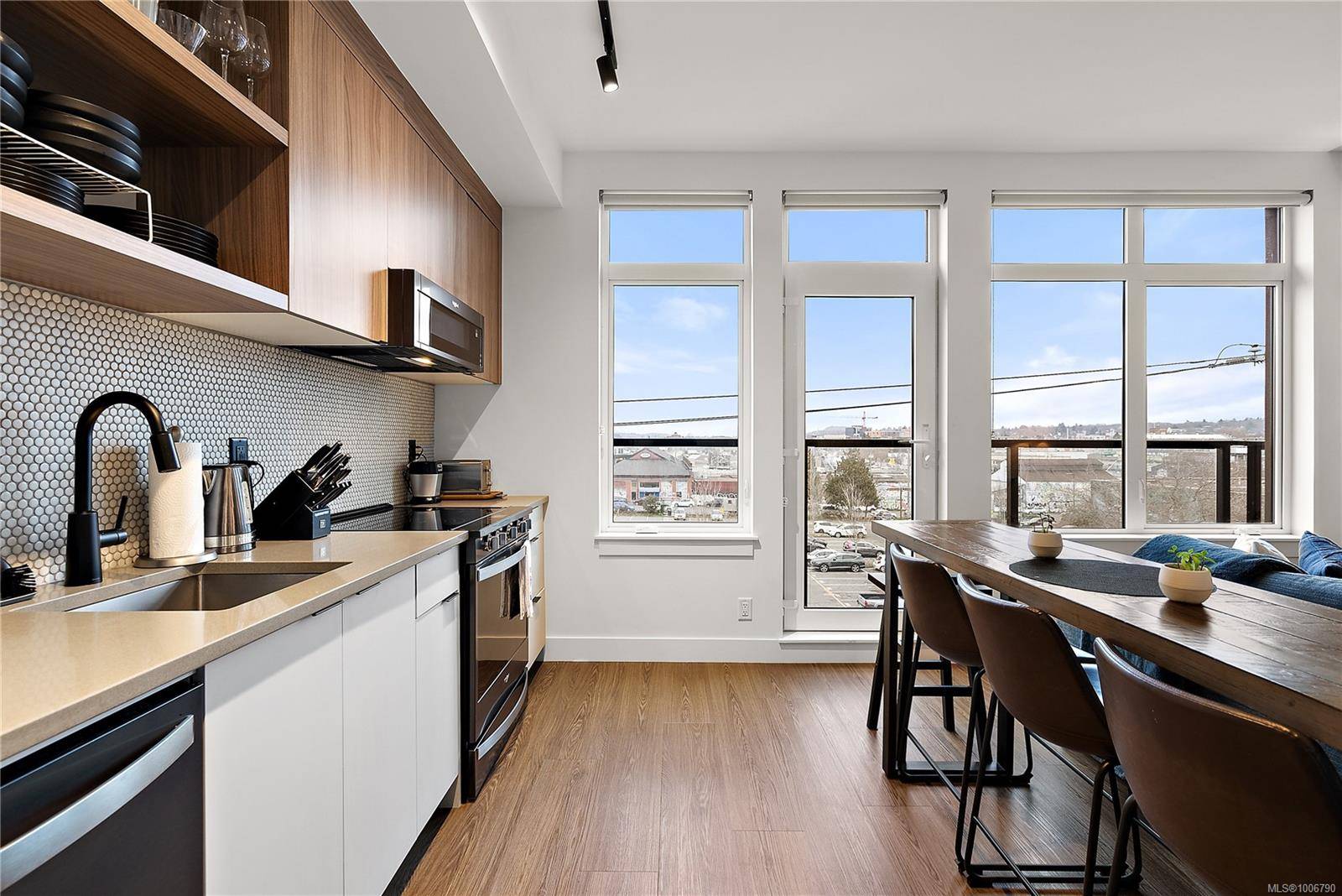 Victoria, BC V8T 0C8,515 Chatham St #415