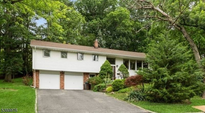 Livingston Twp., NJ 07039,11 Shadowlawn Dr