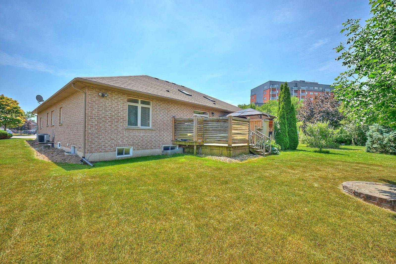 Welland, ON L3C 7M6,54 BRIDGEWATER CT
