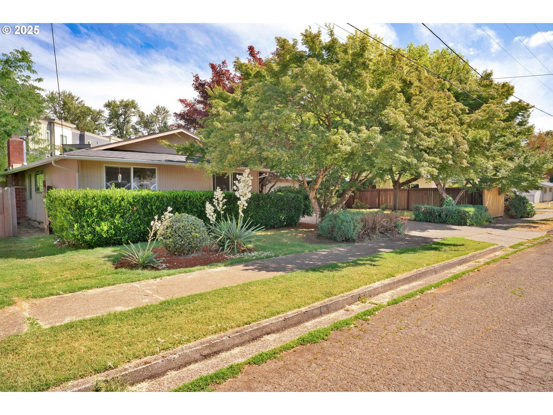 1435 E BRIARCLIFF LN, Eugene, OR 97404