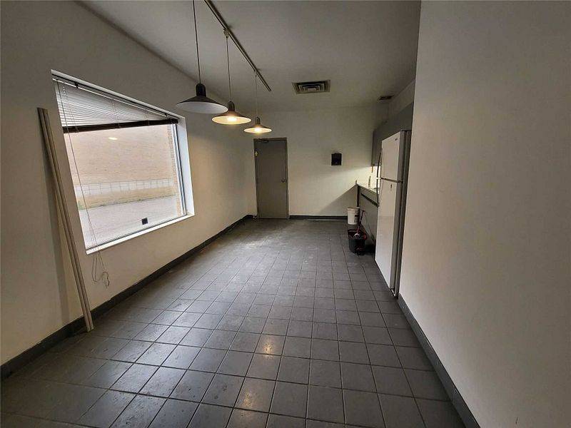 Mississauga, ON L5T 1V9,1611 Courtneypark DR E
