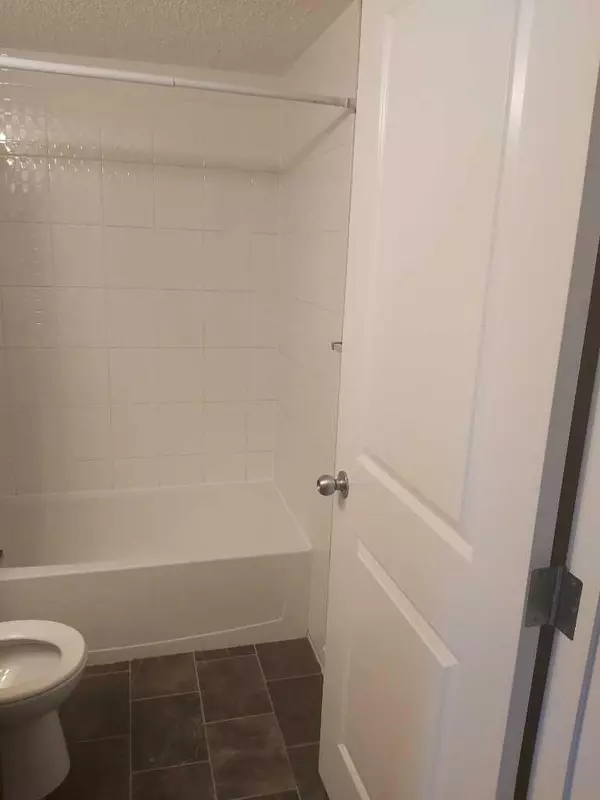 Calgary, AB T2A 4X8,2715 12 AVE Southeast #304