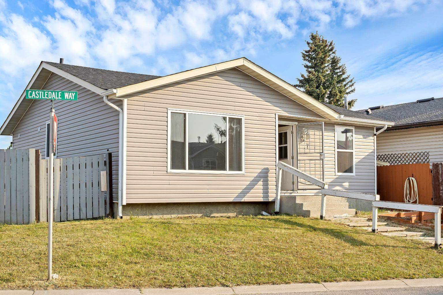 Calgary, AB T3J 1X6,7 Castledale WAY NE