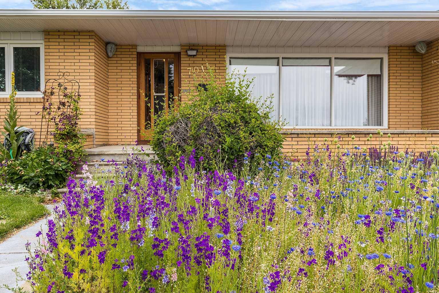 Medicine Hat, AB T1A 6X9,701 McCutcheon DR NW