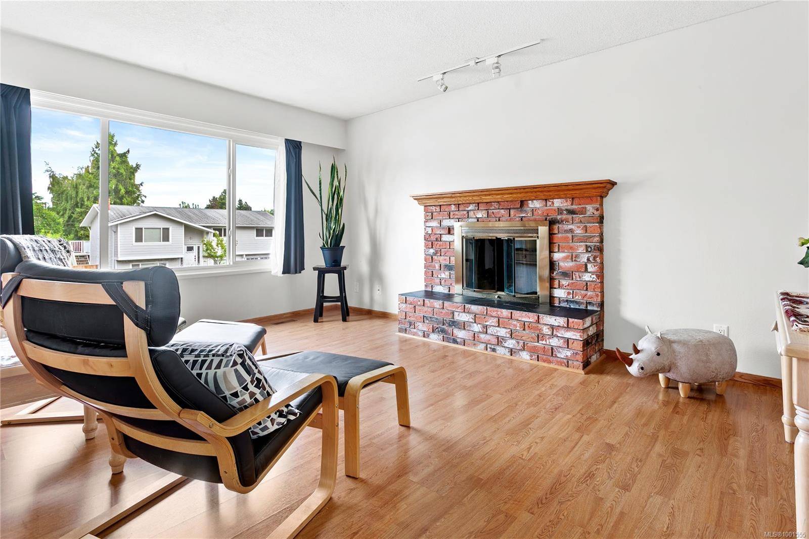 Saanich, BC V8N 4Z3,4378 Fieldmont Pl