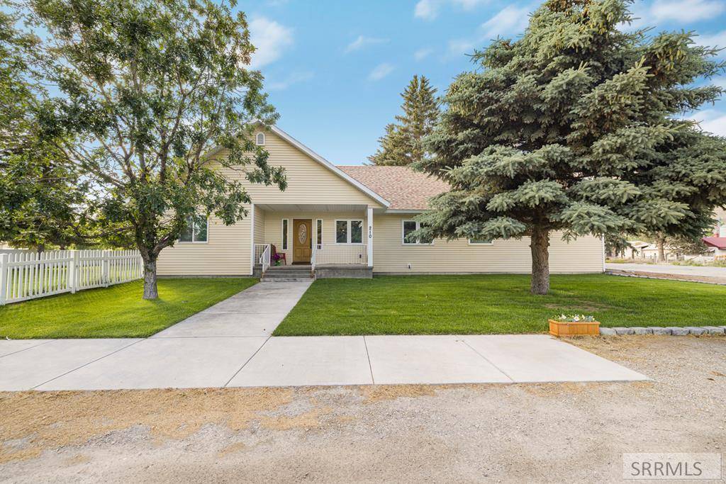 210 W Salmon Avenue, Arco, ID 83213