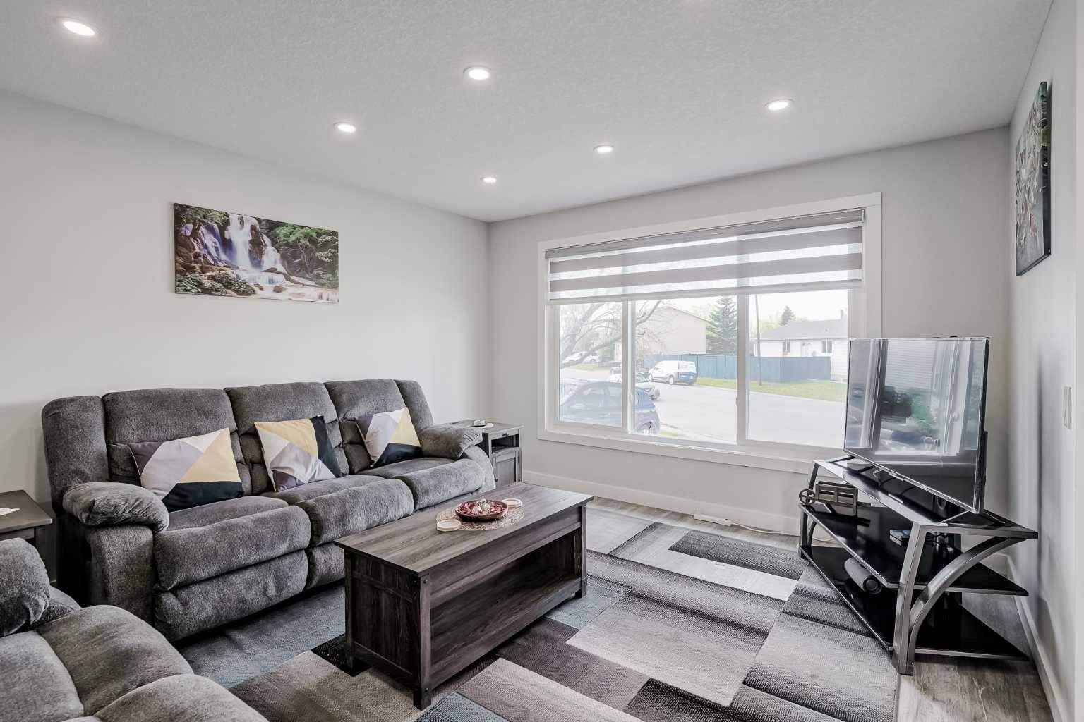 Calgary, AB T2A6V8,83 Aberdare RD NE