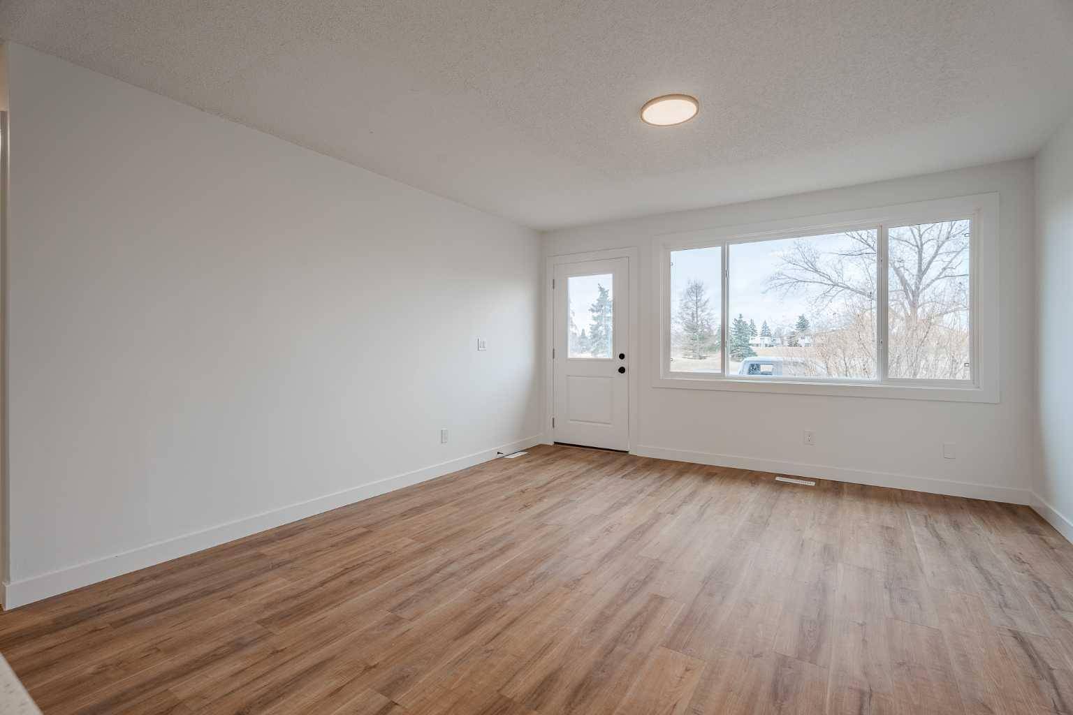 Calgary, AB T2B 1E4,2916 41 ST SE