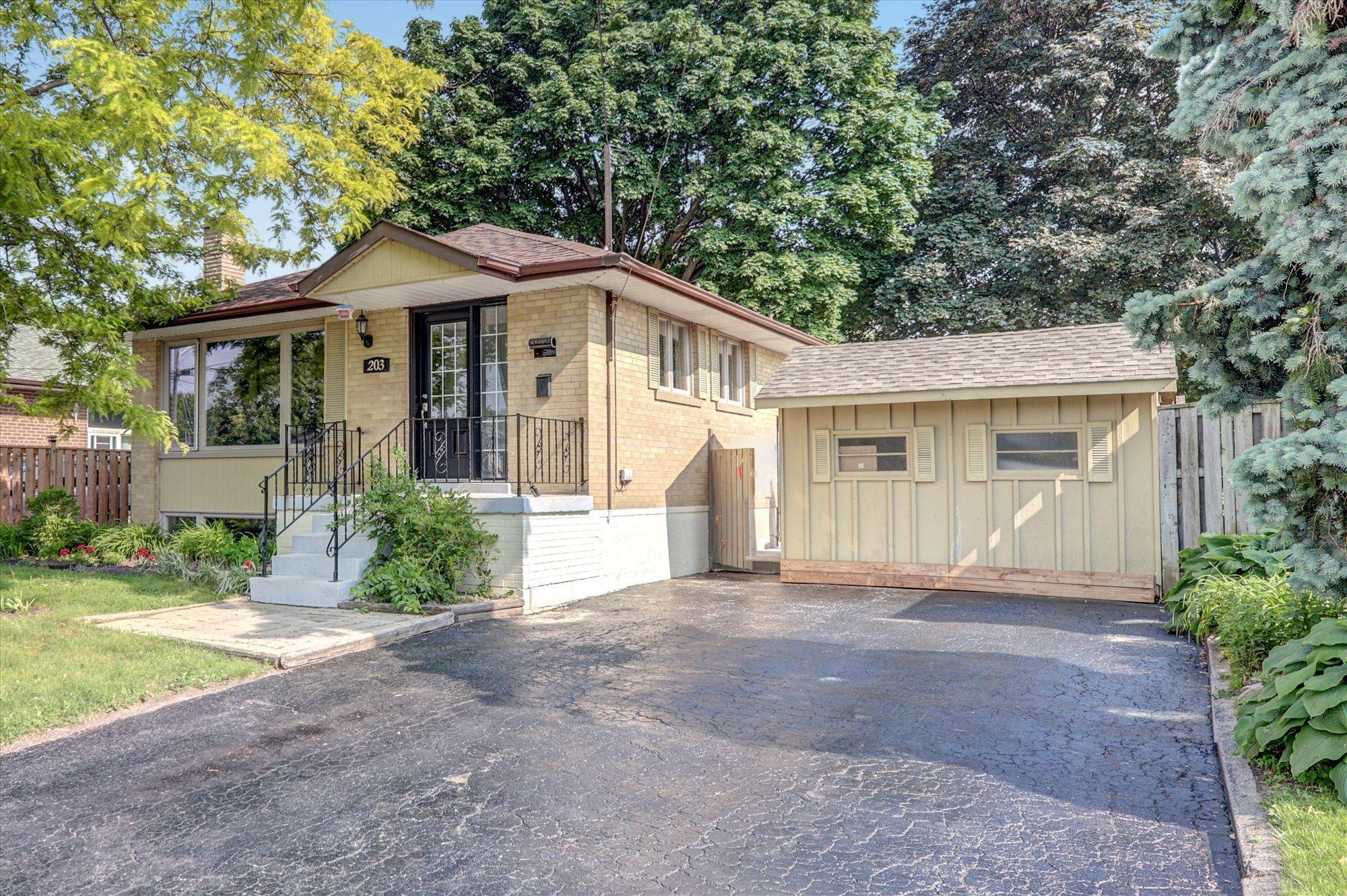 203 Crawforth ST, Whitby, ON L1N 3S4