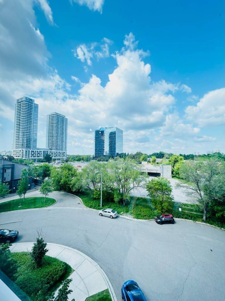 275 Village Green SQ #422, Toronto E07, ON M1S 0L8