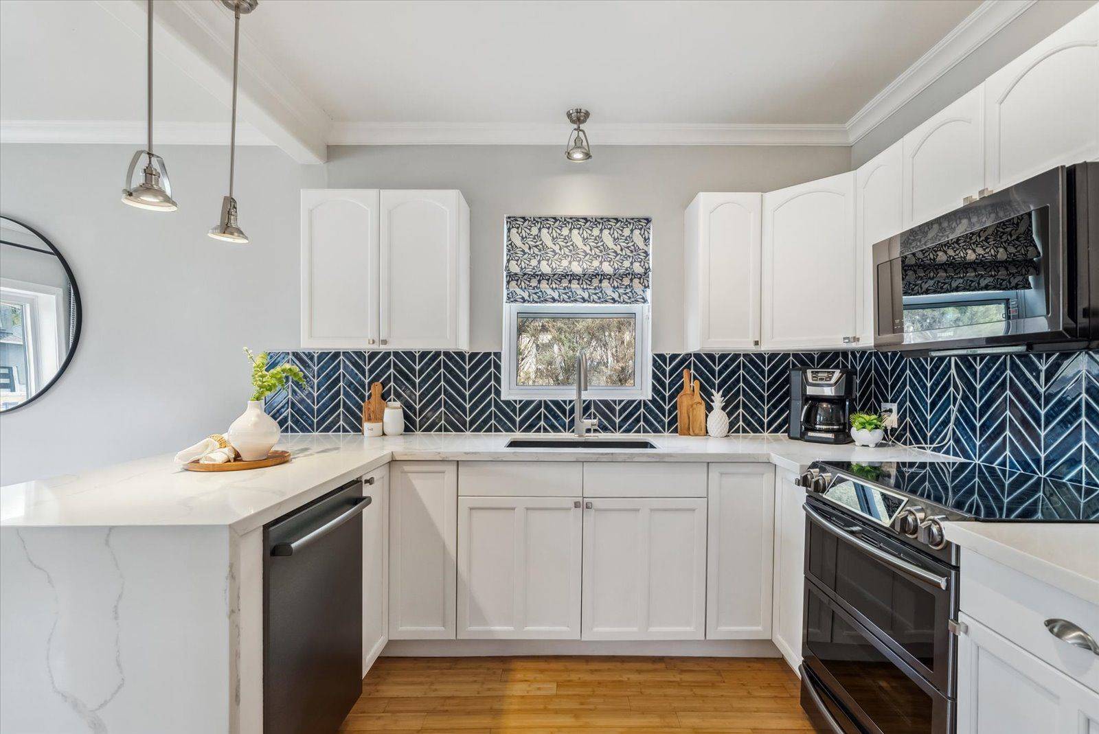 13 Villa RD, Toronto W06, ON M8W 1M4
