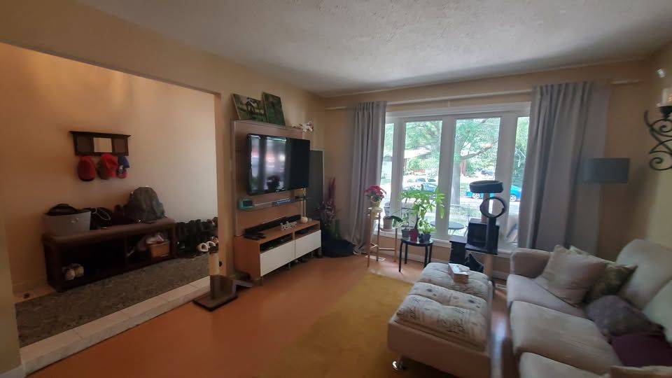 Mississauga, ON L5J 4H3,2406 Poplar CRES