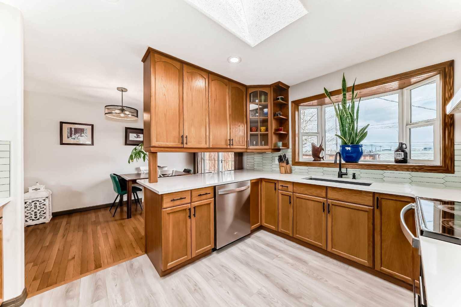 5340 Lakeview DR SW,  Calgary,  AB T3E 5R9