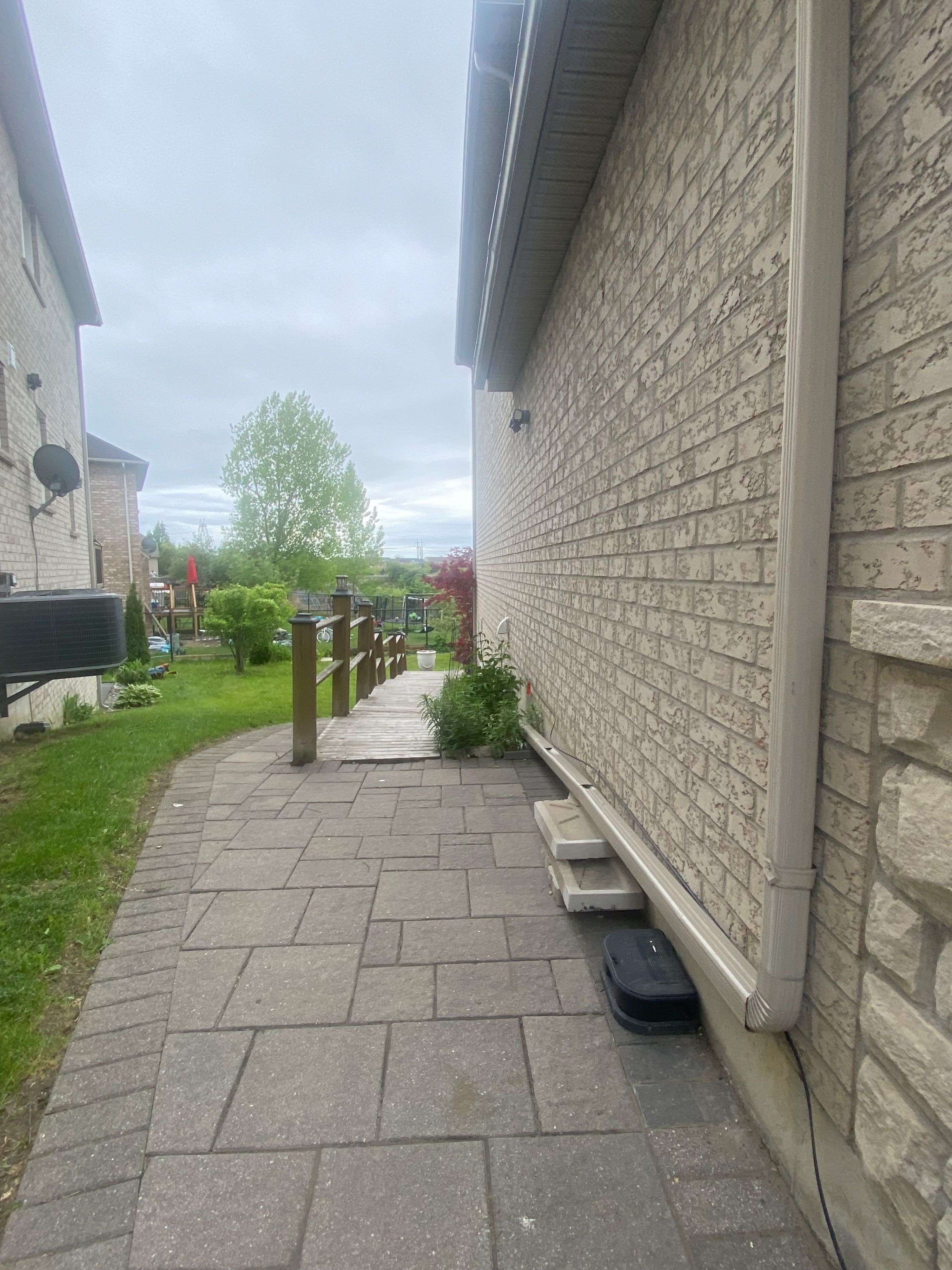 Toronto E11, ON M1X 2A6,15 Sirius CRES