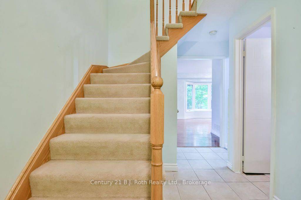 Orillia, ON L3V 7V2,492 LACLIE ST #9